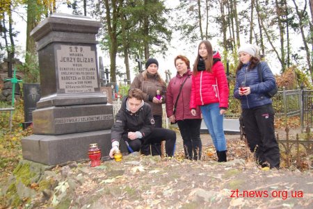 За ініціативи Спілки поляків України відбулося прибирання Польського цвинтаря
