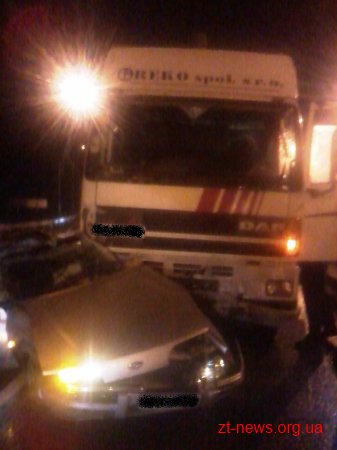 На Житомирщині вантажівка зіткнулася з "Фордом"