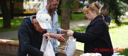 Небайдужих житомирян та жителів області просять допомогти безхатченкам одягом та продуктами