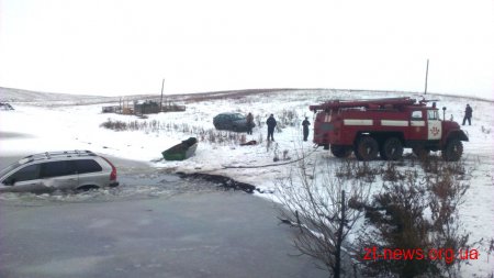 На Житомирщині рятувальники дістали автомобіль зі ставку