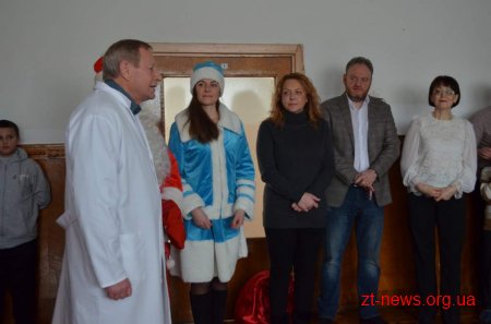 Всі 250 маленьких пацієнтів Житомирської дитячої міської лікарні отримали подарунки