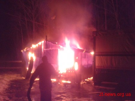 В Глибочиці рятувальники погасили пожежу в металевому павільйоні