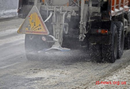 Для обробки доріг в зимовий період на Житомирщині заготовлено 31,5 тисячі тонни піску та 7700 тонн солі