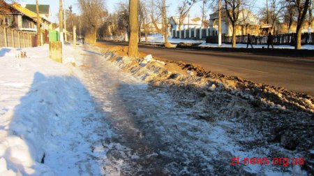 Мер Житомира вважає прибирання снігу на тротуарах та зупинках незадовільним
