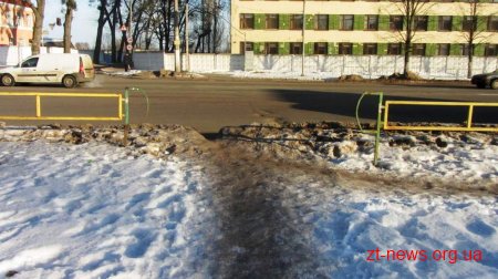 Мер Житомира вважає прибирання снігу на тротуарах та зупинках незадовільним