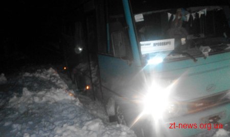 Рятувальники Житомирщини визволяли з "снігового полону" вантажівку та рейсовий автобус
