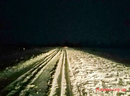 На Житомирщині зі снігових заметів вивільнили 6 авто
