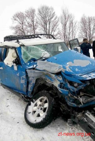 На Житомирщині рятувальники дістали 2-х постраждалих з понівеченого авто
