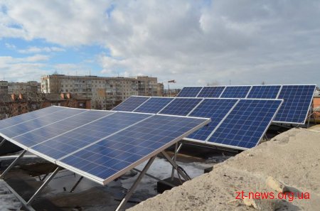 Житомирянин збудував на даху 5-поверхівки сонячну електростанцію