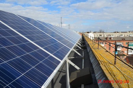 Житомирянин збудував на даху 5-поверхівки сонячну електростанцію