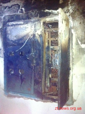 У Житомирі ліквідовували пожежу у під’їзді дев’ятиповерхівки
