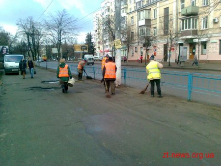 Розпочалося прибирання тротуарів вздовж центральних вулиць міста