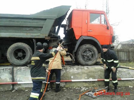 В Новоград-Волинському чоловіка придавило кузовом вантажного автомобіля