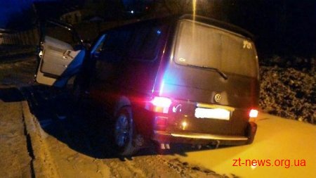В Житомирі два автомобілі застрягли в ямі