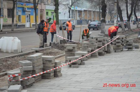 На вул. Київській відновили роботи з укладання плитки