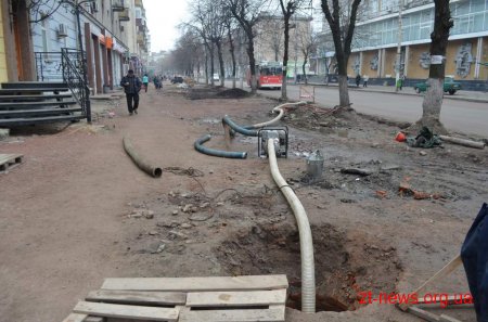 На вул. Київській відновили роботи з укладання плитки