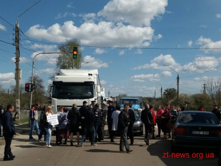 На автодорозі Житомир - Чернівці люди частково обмежували рух транспорту