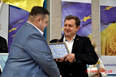 У Житомирі встановили найбільший рекордний прапор ЄС в Україні