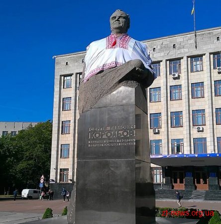 У Житомирі пам'ятник Корольову одягли в величезну вишиванку
