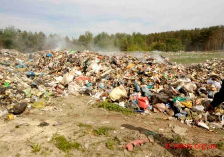 На Житомирщині мешканці села допомогли затримати фуру, яка вивантажила львівське сміття