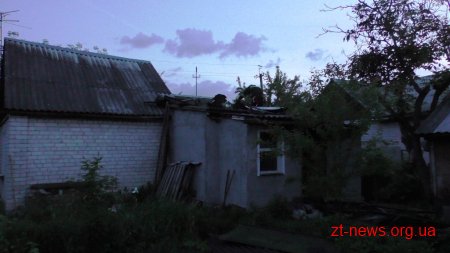 У Житомирі три відділення рятувальників ліквідовували пожежу в житловому будинку