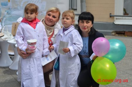 Вулиця Михайлівська на один день перетворилася на профорієнтаційні простори для дітей та їх батьків