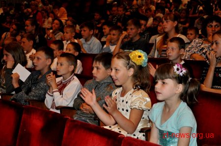 500 дітей Житомирщини переглянули виставу «Аліса в країні чудес»