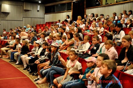 500 дітей Житомирщини переглянули виставу «Аліса в країні чудес»