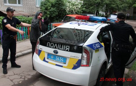 У Житомирі пильні громадяни допомогли поліції затримати крадіїв на місці злочину