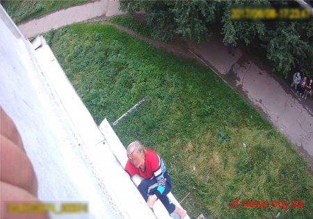 Патрульні поліцейські врятували бабцю, яка звисала з балкону