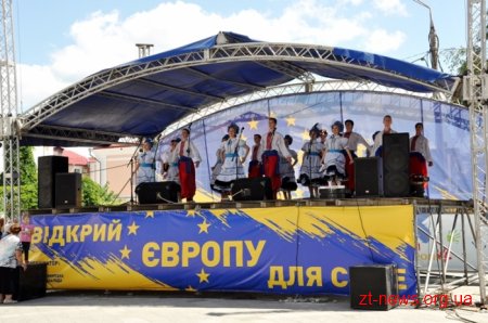 У Житомирі студенти коледжу культури і мистецтв виконували пісні мовами Європи