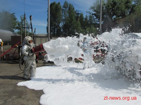 У Житомирі рятувальники тренувалися ліквідовувати пожежу на нафтобазі