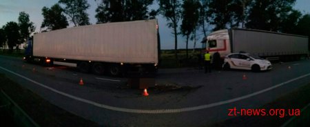 На Житомирщині сталася подвійна ДТП за участю трьох вантажівок та патрульного автомобіля