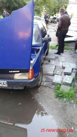 Поліцейські спіймали на "гарячому" крадія тротуарної плитки