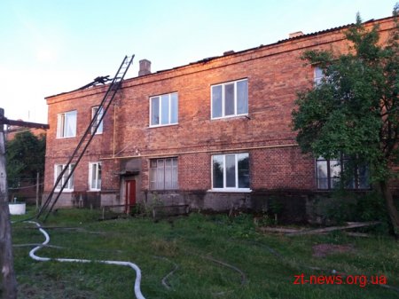 На Житомирщині рятувальники ліквідували пожежу в двоповерховому житловому будинку