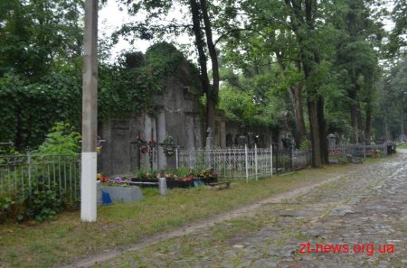 У Житомирі почали упорядковувати «Польський цвинтар»