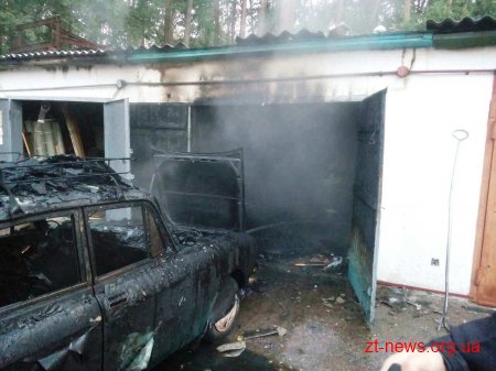 У Житомирі пожежа в гаражі знищила покрівлю, автомобіль, два мотоцикли та два велосипеди