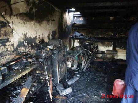 У Житомирі пожежа в гаражі знищила покрівлю, автомобіль, два мотоцикли та два велосипеди