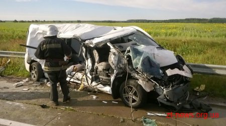 На Житомирщині рятувальники вивільнили травмованого водія з автомобіля