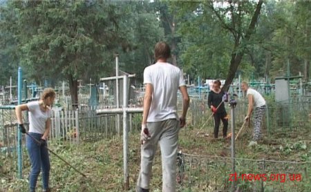 У Бердичеві волонтери з Польщі прибирали польське кладовище