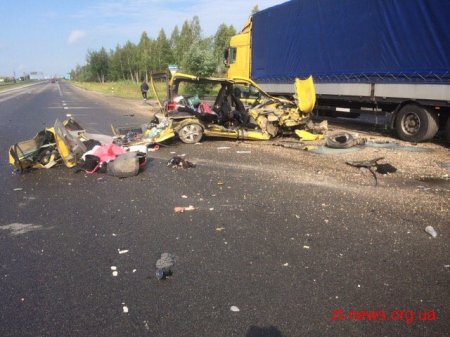 На трасі Київ-Чоп водій «Рено» не впорався з керуванням та зіткнувся з вантажівкою