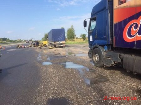 На трасі Київ-Чоп водій «Рено» не впорався з керуванням та зіткнувся з вантажівкою