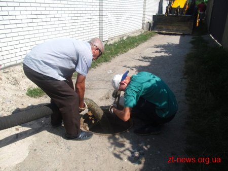 Аварійна служба КП «Житомирводоканал» ліквідовує порив водогону