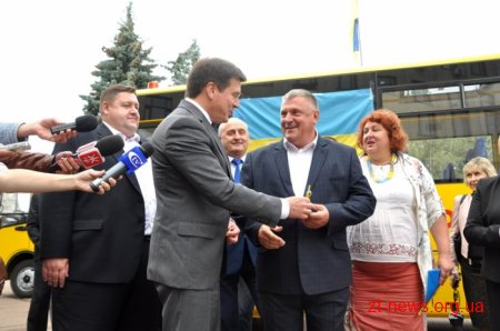 Геннадій Зубко вручив 12 шкільних автобусів районам та громадам Житомирщини