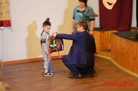 Сергій Сухомлин роздав маленьким житомирянам шкільні рюкзаки