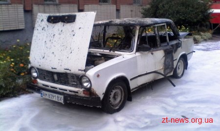 У Новограді-Волинському під час самостійного гасіння палаючого автомобіля отримали опіки 2 особи