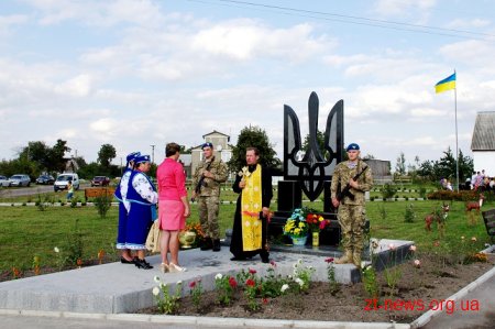 У селі Садки відкрили пам’ятний знак «Героям, захисникам України»