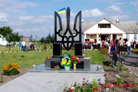 У селі Садки відкрили пам’ятний знак «Героям, захисникам України»