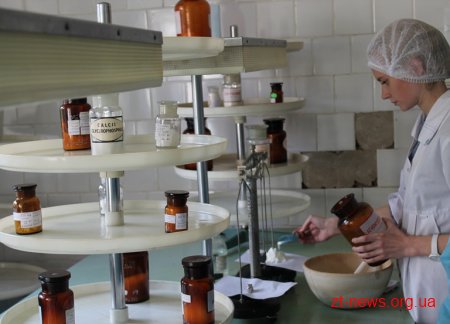 В одній з аптек Житомира виготовляють більше 100 видів препаратів та 15 видів косметичних засобів
