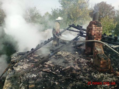 На Житомирщині під час пожежі в будинку сусід разом із сином врятували двох мешканців